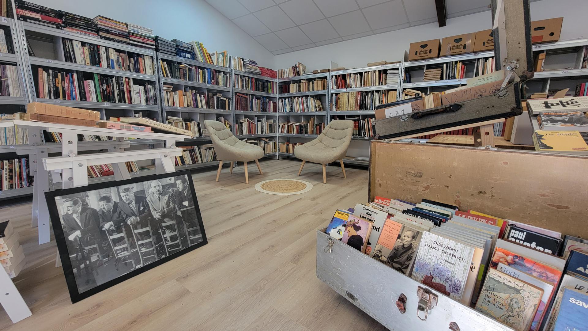 Les rayonnages et les livres de l’ancienne Bouquinerie de Michel